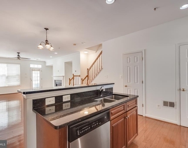 5214 Lynns Retreat Drive - Photo Thumbnail 4
