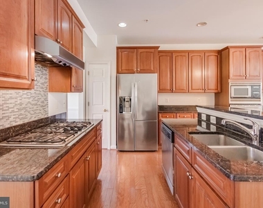 5214 Lynns Retreat Drive - Photo Thumbnail 3
