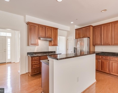 5214 Lynns Retreat Drive - Photo Thumbnail 2
