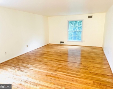 10916 Candlelight Lane - Photo Thumbnail 15