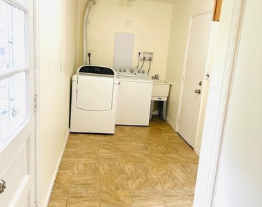 10916 Candlelight Lane - Photo Thumbnail 8