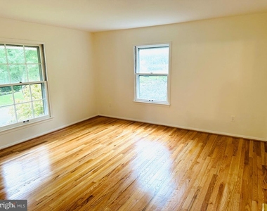 10916 Candlelight Lane - Photo Thumbnail 12