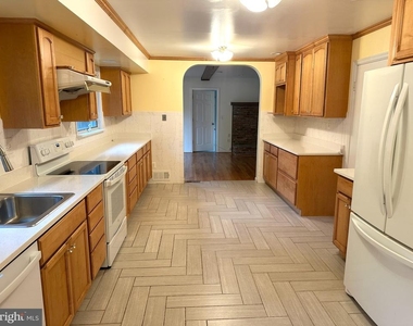10916 Candlelight Lane - Photo Thumbnail 4