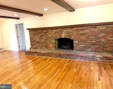 10916 Candlelight Lane - Photo Thumbnail 6