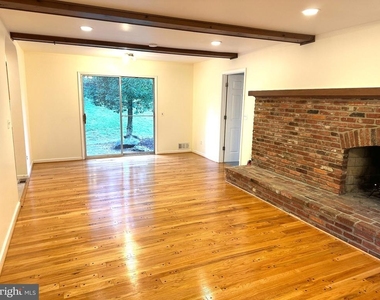 10916 Candlelight Lane - Photo Thumbnail 7