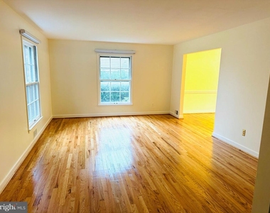 10916 Candlelight Lane - Photo Thumbnail 2