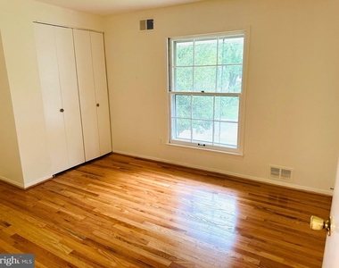 10916 Candlelight Lane - Photo Thumbnail 11