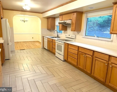 10916 Candlelight Lane - Photo Thumbnail 5