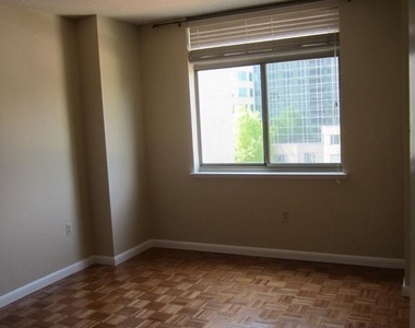 7111 Woodmont Avenue - Photo Thumbnail 6