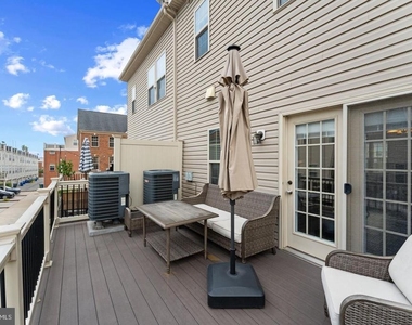 4662 Hudson Street - Photo Thumbnail 7