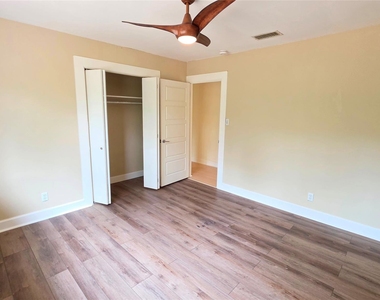 3205 Loyola Ln - Photo Thumbnail 17