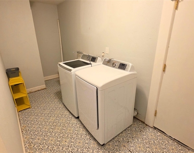 3205 Loyola Ln - Photo Thumbnail 15