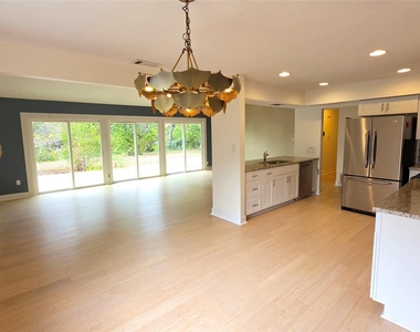 3205 Loyola Ln - Photo Thumbnail 3