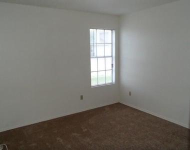 2205 Katy Ln - Photo Thumbnail 4