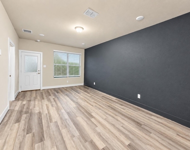 8851 Oakland Rd - Photo Thumbnail 5