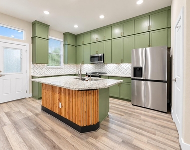8851 Oakland Rd - Photo Thumbnail 3