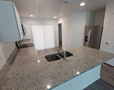 908 W 9th Street - Photo Thumbnail 5