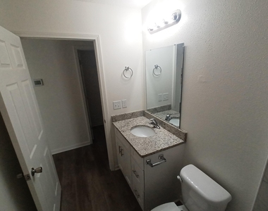 908 W 9th Street - Photo Thumbnail 15