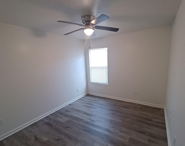 908 W 9th Street - Photo Thumbnail 10