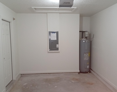 908 W 9th Street - Photo Thumbnail 18