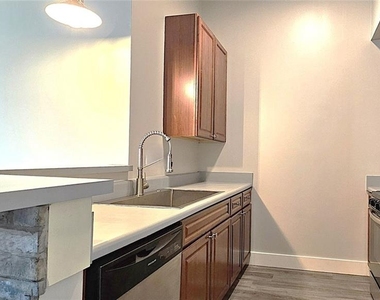 502 Pryor Street Sw - Photo Thumbnail 3
