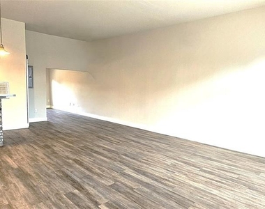 502 Pryor Street Sw - Photo Thumbnail 2