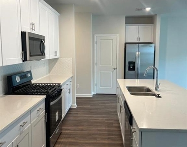 950 Sunny Lake Drive - Photo Thumbnail 6