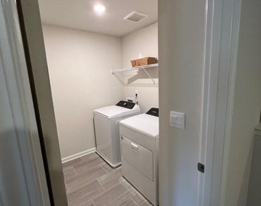 950 Sunny Lake Drive - Photo Thumbnail 19