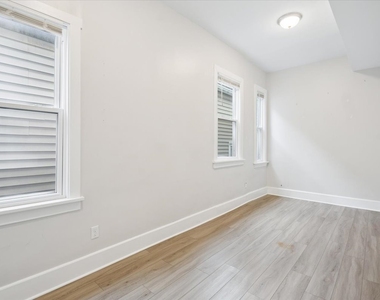 2909 N Ridgeway Avenue - Photo Thumbnail 6