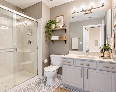 933 W Van Buren Street - Photo Thumbnail 17