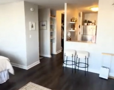 444 W Fullerton Parkway - Photo Thumbnail 2