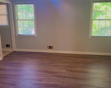 579 Hambrick Square - Photo Thumbnail 3
