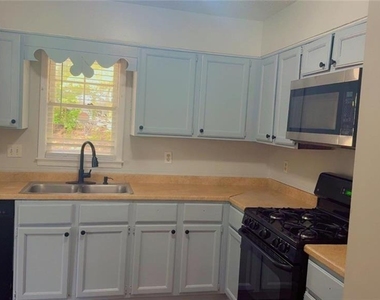 579 Hambrick Square - Photo Thumbnail 8