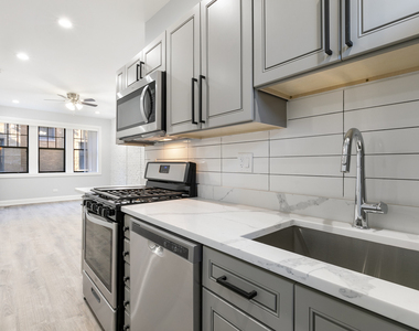 7620 N Eastlake Terrace - Photo Thumbnail 2