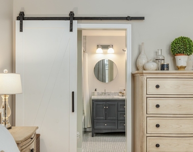 1745 N Hermitage Avenue - Photo Thumbnail 6
