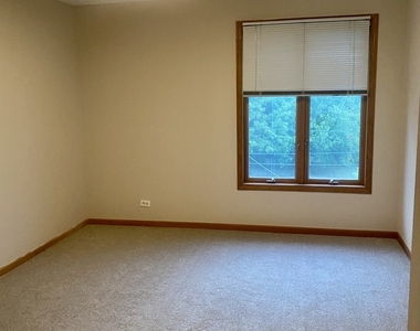 475 N East River Road - Photo Thumbnail 5