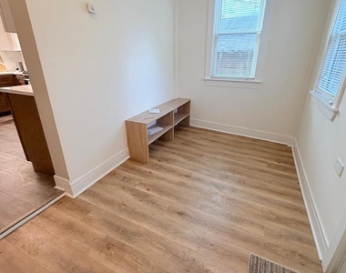 6835 S Oakley Avenue - Photo Thumbnail 7