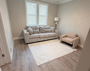 6835 S Oakley Avenue - Photo Thumbnail 5