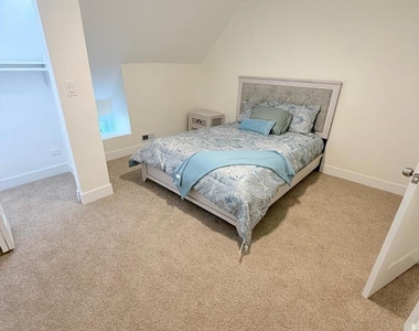 6835 S Oakley Avenue - Photo Thumbnail 12