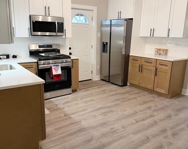 6835 S Oakley Avenue - Photo Thumbnail 3
