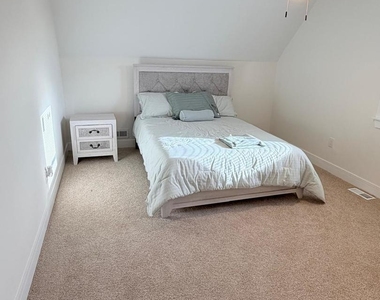 6835 S Oakley Avenue - Photo Thumbnail 10