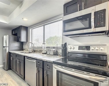 5000 Sw 16th Place - Photo Thumbnail 9