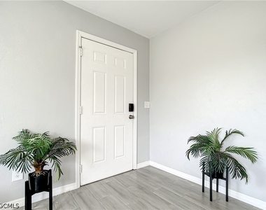 5000 Sw 16th Place - Photo Thumbnail 3