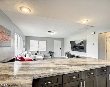 5000 Sw 16th Place - Photo Thumbnail 8