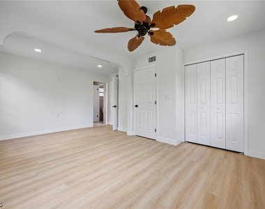 1575 Grace Avenue - Photo Thumbnail 4