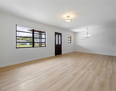 1575 Grace Avenue - Photo Thumbnail 8