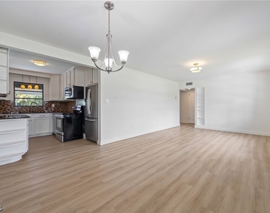 1575 Grace Avenue - Photo Thumbnail 10