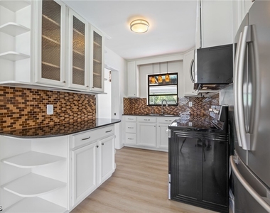 1575 Grace Avenue - Photo Thumbnail 13