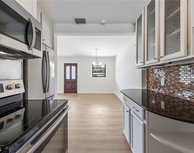 1575 Grace Avenue - Photo Thumbnail 16