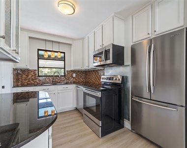 1575 Grace Avenue - Photo Thumbnail 11